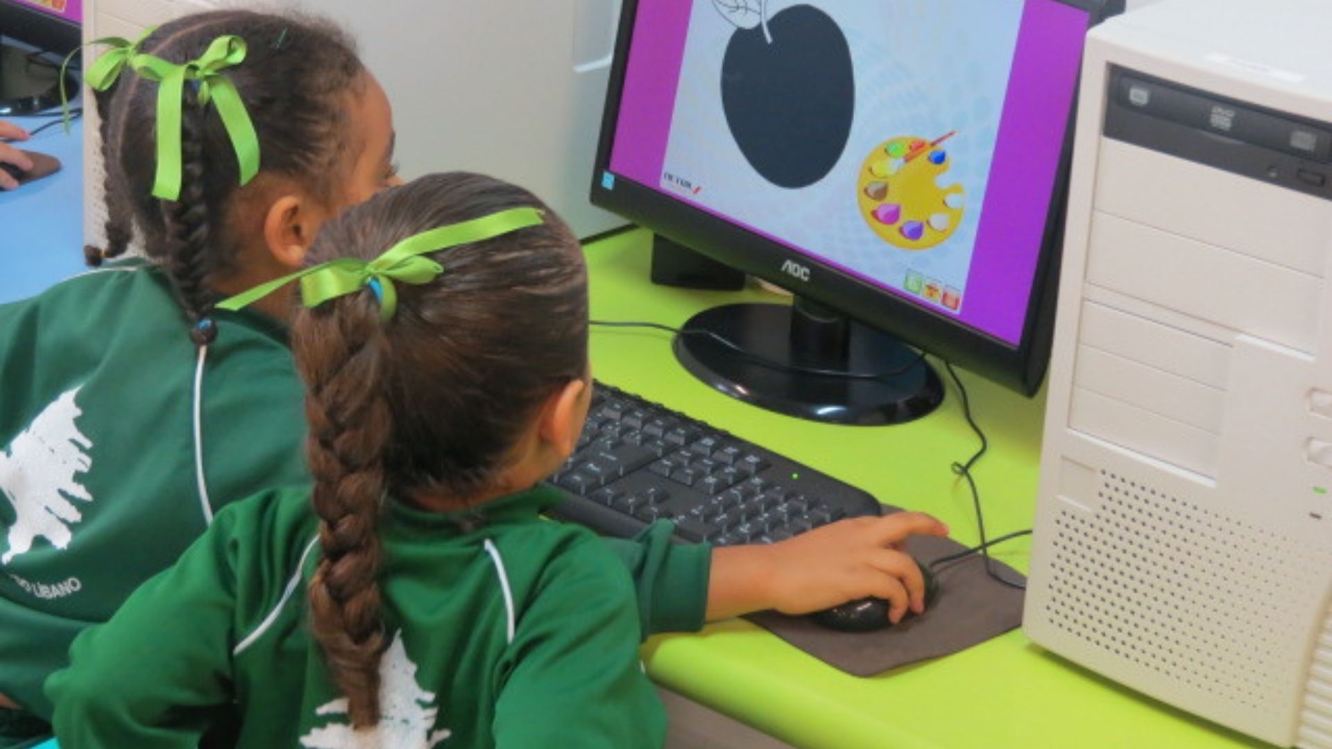 A estrutura física oferecida às crianças e adolescentes foi pensada para potencializar o desenvolvimento de atitudes de socialização, valorização e respeito ao próximo.