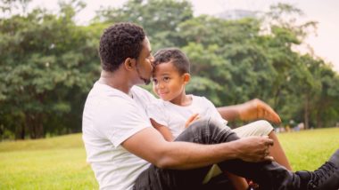 5 maneiras de incentivar seu filho após um dia difícil É importante que os pais não percam a chance de encorajar os filhos nesses momentos mais difíceis.