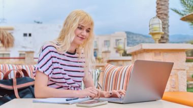 Amor na adolescência da era digital Em plena era digital não é de se admirar que o jovem de hoje conheça potenciais namorados pela internet enquanto pais sofram imensos sustos com esta inusitada dinâmica do mundo atual.