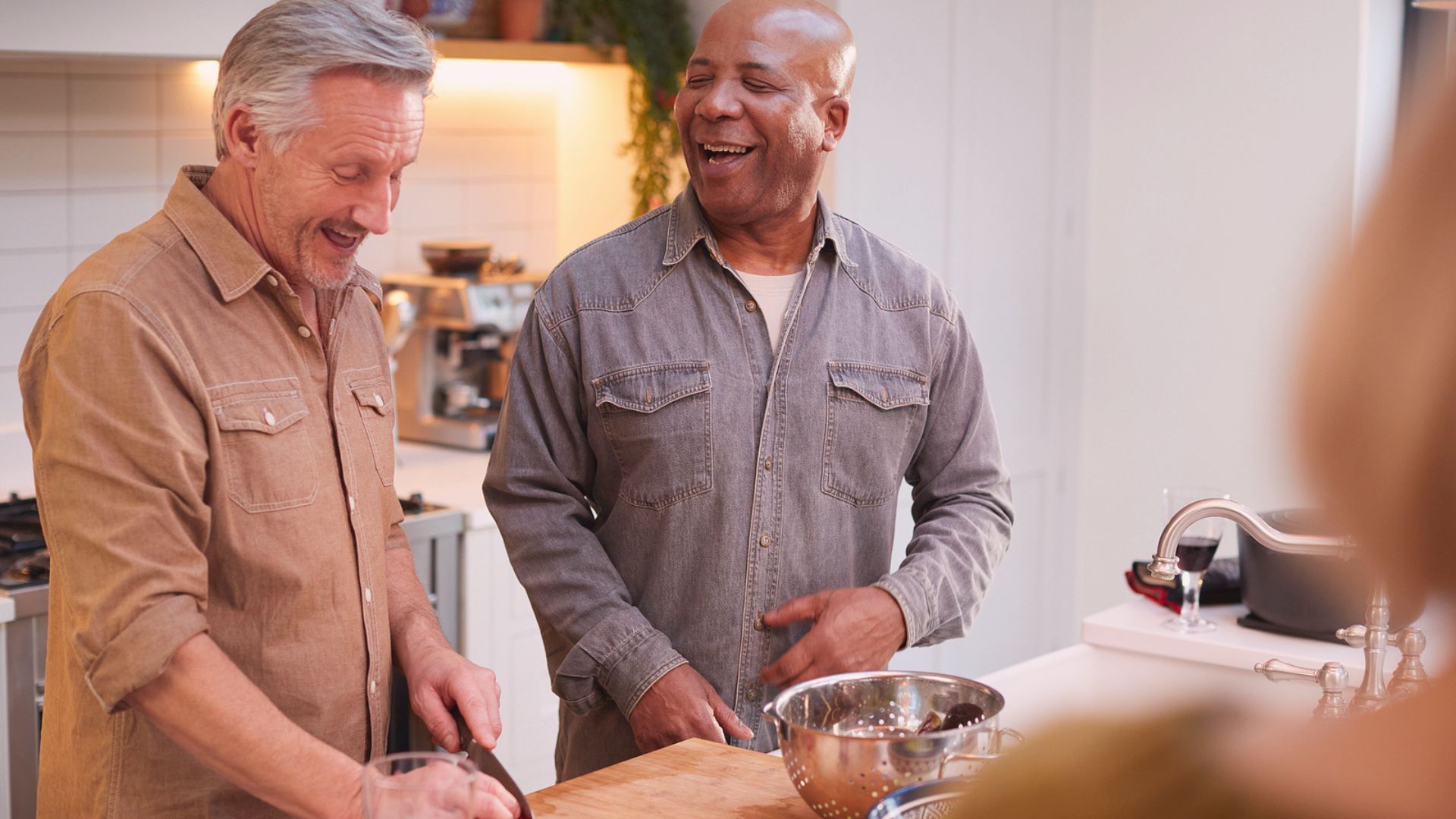 Momentos como aposentadoria, chegada da menopausa ou casamento dos filhos podem fazer marcas temporais que merecem atenção.