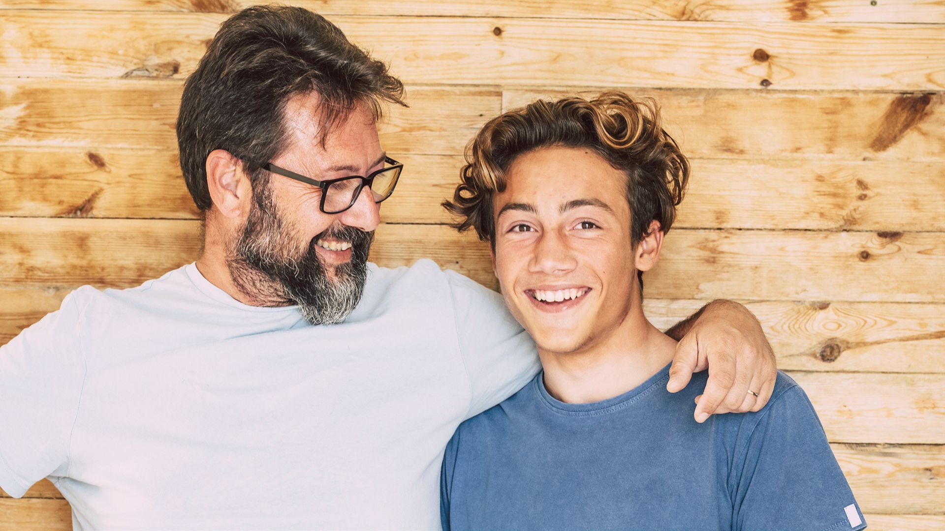 Durante a adolescência, o apoio familiar é fundamental para que os filhos aprendam a enfrentar mudanças e novas emoções.