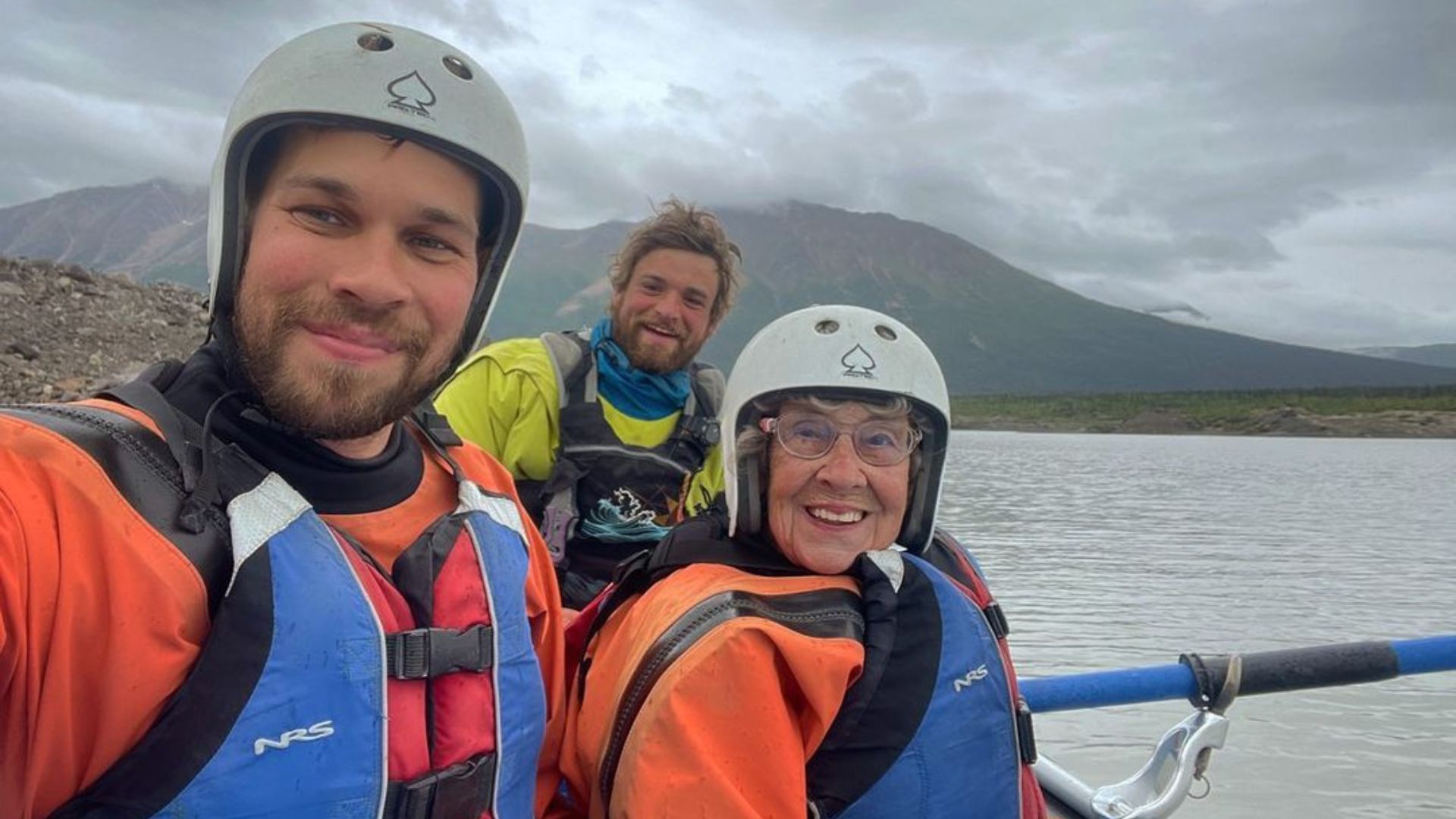 No Alasca, Brad e Joy se aventuraram em corredeiras de nível três e encontraram pelo caminhos animais selvagens.