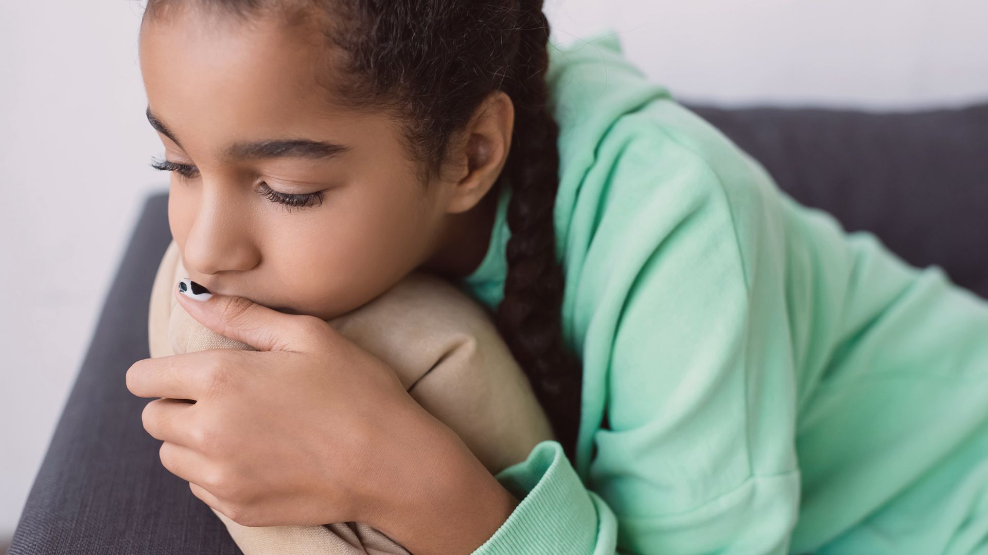 O jovem que vive o luto na adolescência sofre a confusão emocional com maior risco de se afogar em distúrbios, isolamento e depressão.