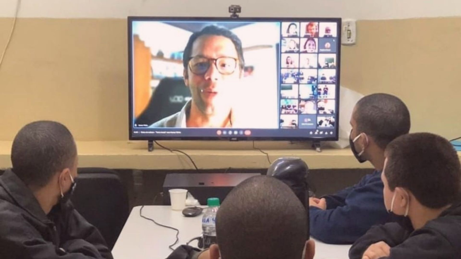 Clube de Leitura permite que jovens dialoguem com os próprios escritores, de algumas das obras que leem.