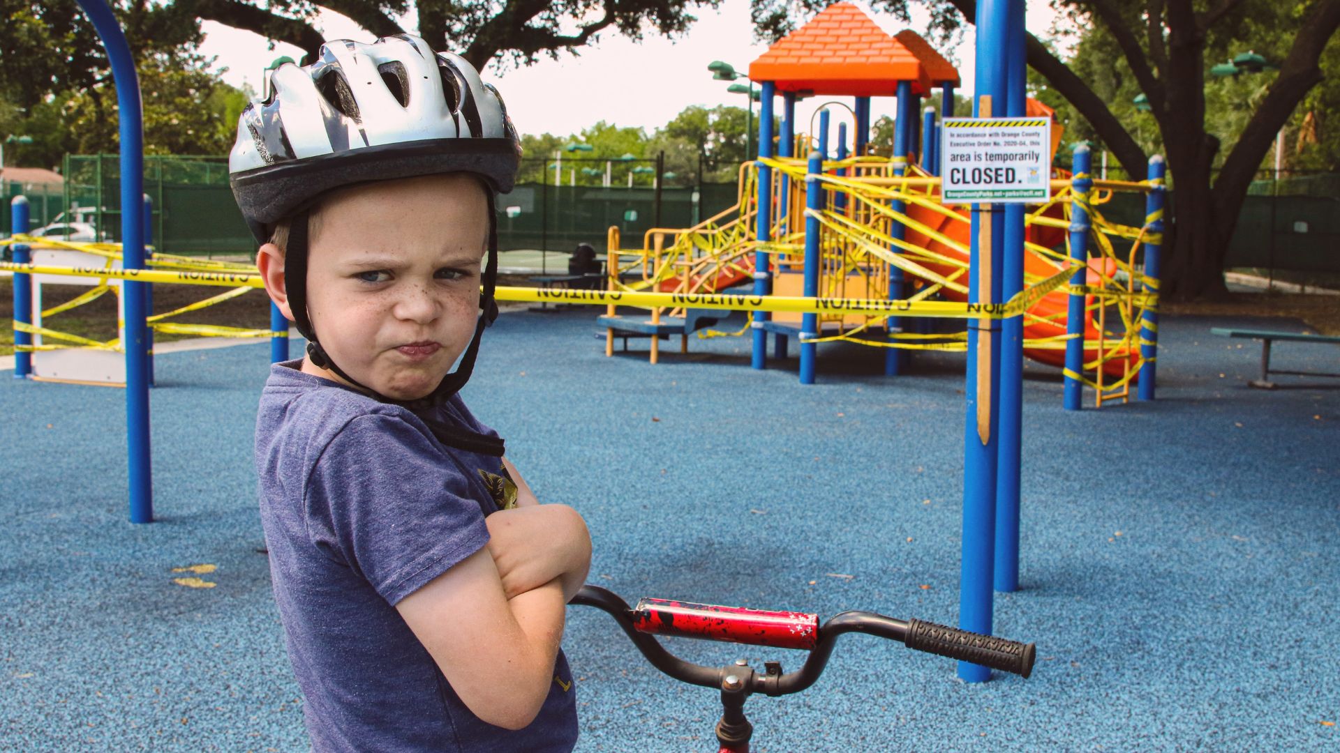 Humor irritável, comportamento questionador e sentimentos vingativos, são alguns sinais do transtorno opositor desafiador.