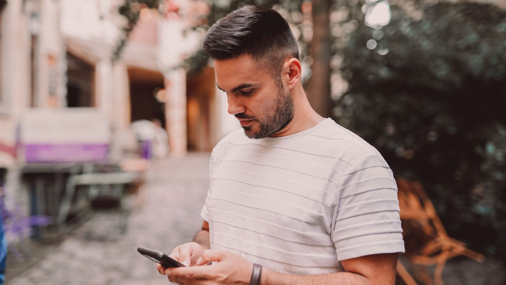 A tendência de um indivíduo a mentir importa mais do que se alguém está enviando e-mails ou fazendo uma ligação.