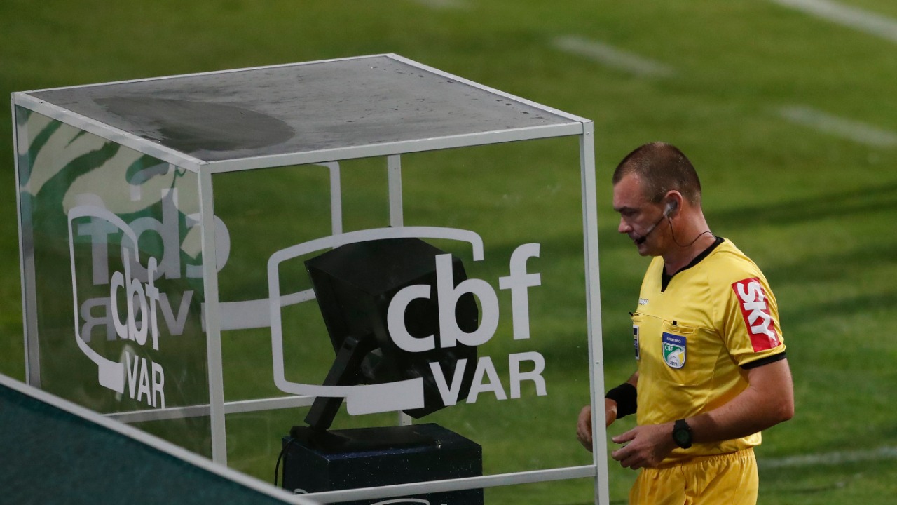 Leandro Vuaden olha o VAR antes de marcar o pênalti para o Corinthians. Foto: Albari Rosa/Foto Digital Leandro Vuaden olha o VAR antes de marcar o pênalti para o Corinthians. Foto: Albari Rosa/Foto Digital