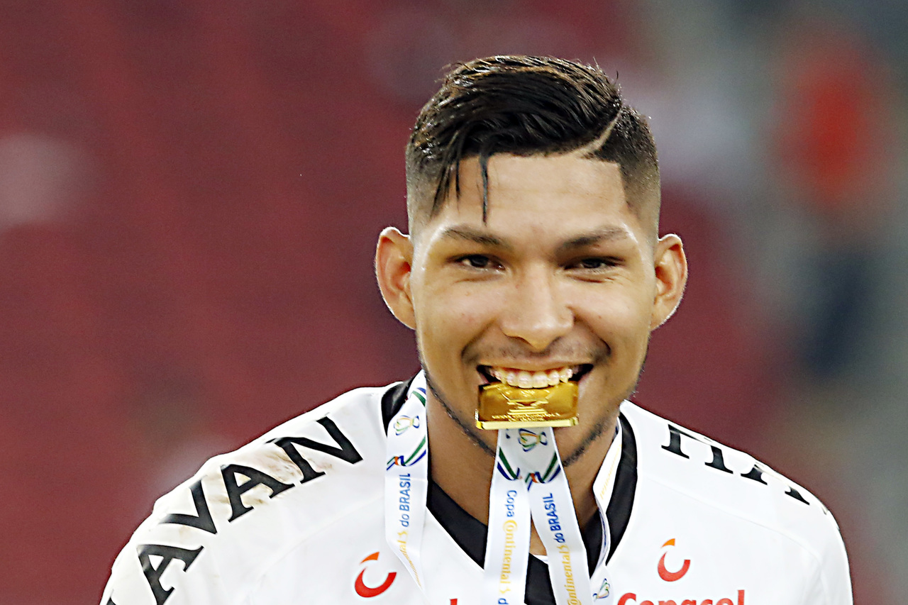 Rony morde a medalha de campeão da Copa do Brasil com o Athletico. Foto: Albari Rosa/Arquivo/Gazeta do Povo Rony morde a medalha de campeão da Copa do Brasil com o Athletico. Foto: Albari Rosa/Arquivo/Gazeta do Povo