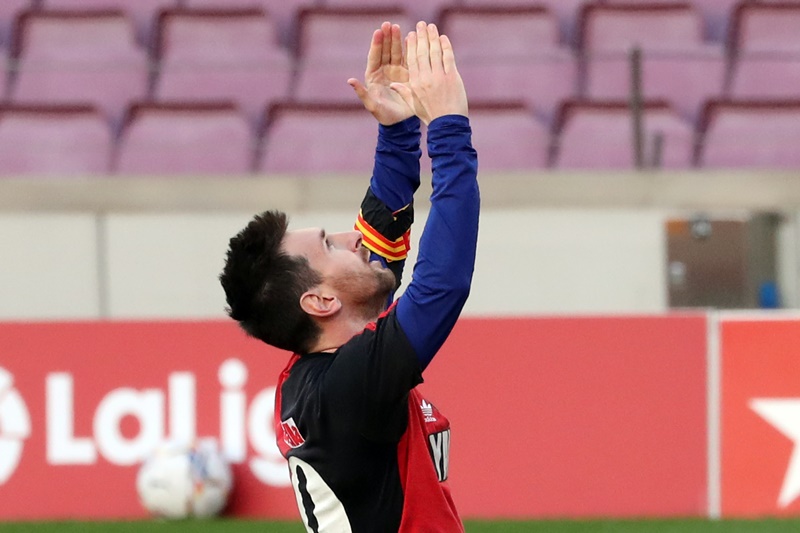Homenagem de Messi a Maradona deve causar multa e provoca mal-estar entre Nike e Adidas Messi em homenagem a Maradona.