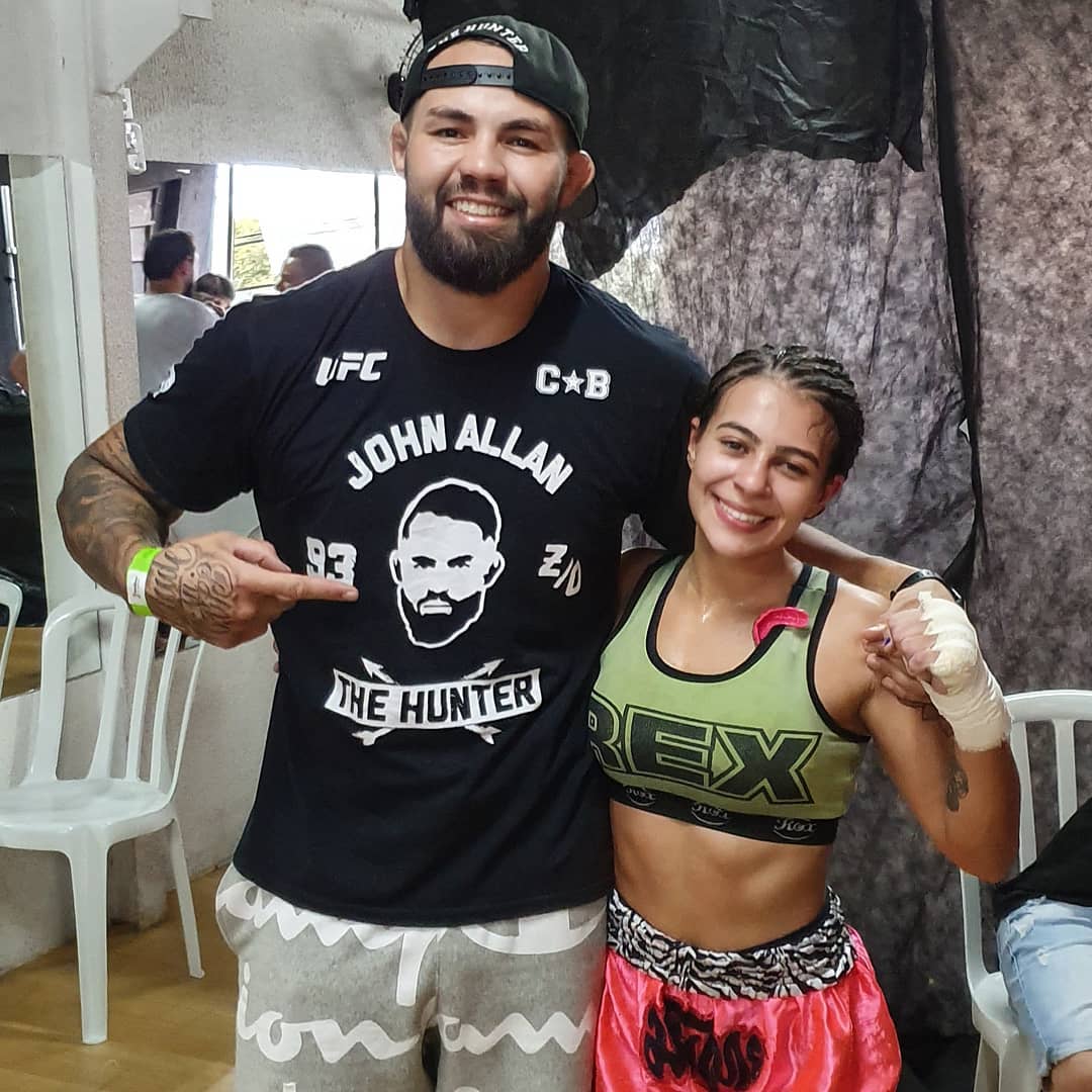 John Allan e a namorada Leandra Sabini. Foto: Reprodução/Instagram. John Allan e a namorada Leandra Sabini. Foto: Reprodução/Instagram.