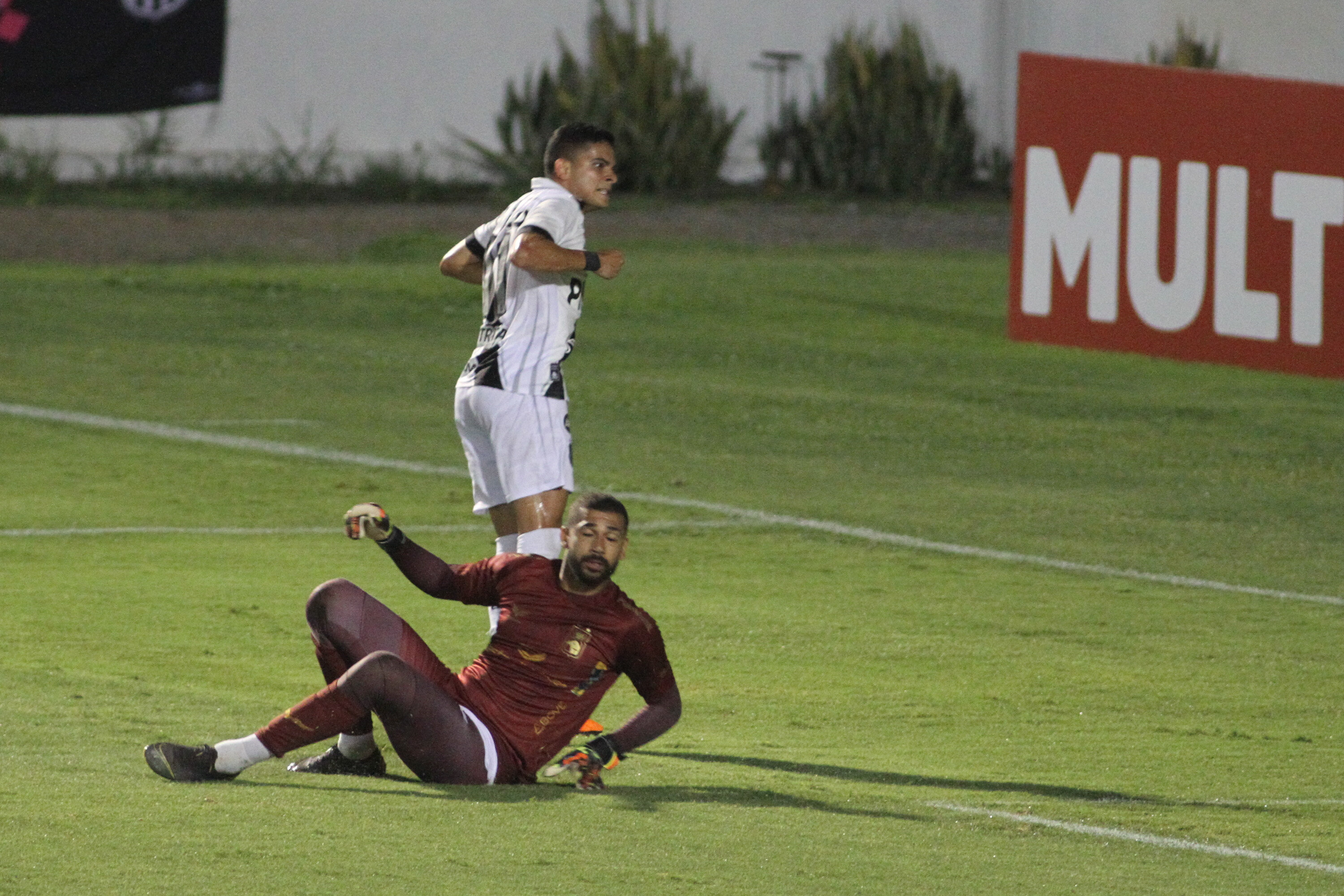 Bruno Rodrigues marca e Filipe lamenta. É o primeiro gol de Ponte Preta x Paraná.