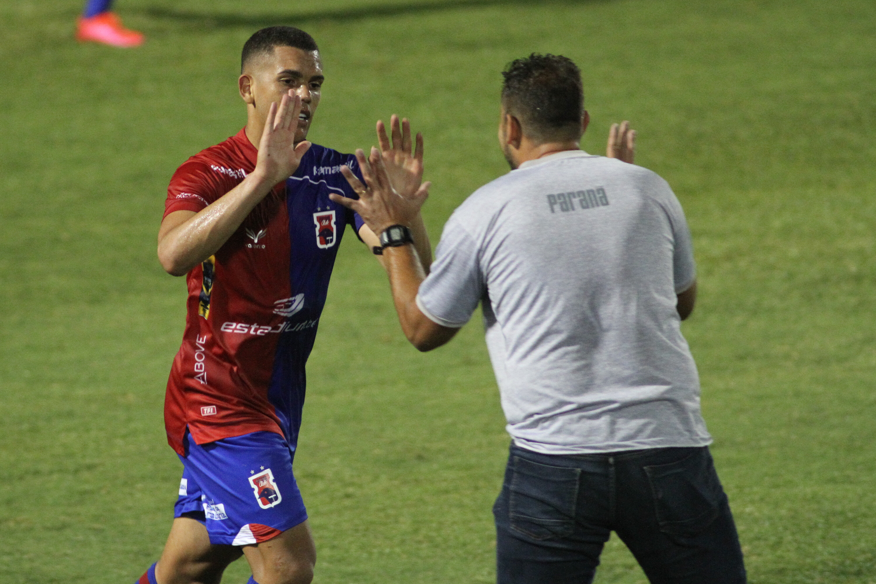 Jhony comemora o gol com o interino Victor Hugo Annes. O volante foi o melhor do Paraná Clube