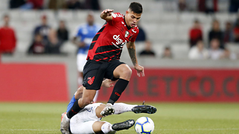 Bruno Guimarães exalta passagem pelo Athletico no Twitter Bruno Guimarães em ação pelo Athletico.