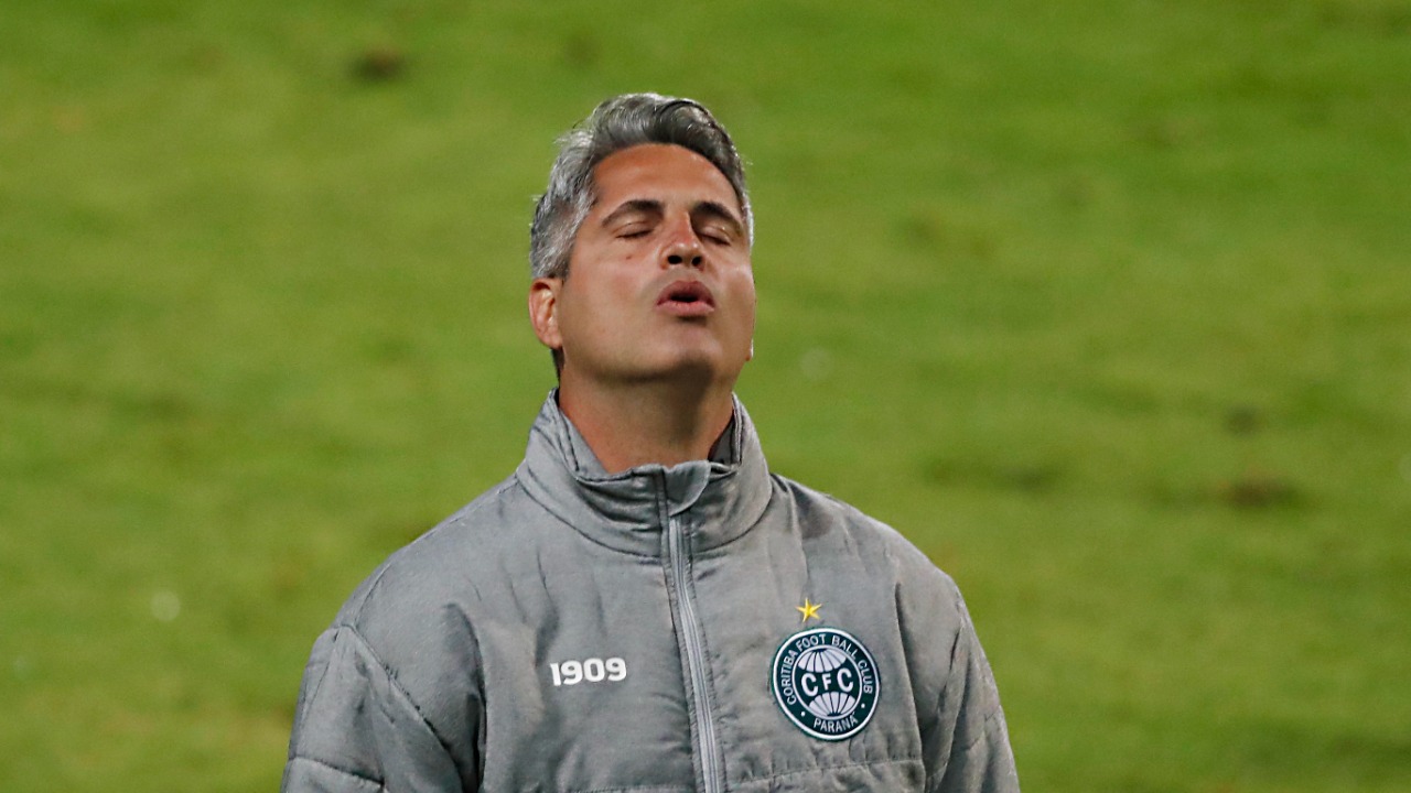 Rodrigo Santana sofrendo ao ver o Coxa pressionado. Foto: Albari Rosa/Foto Digital Rodrigo Santana sofrendo ao ver o Coxa pressionado. Foto: Albari Rosa/Foto Digital