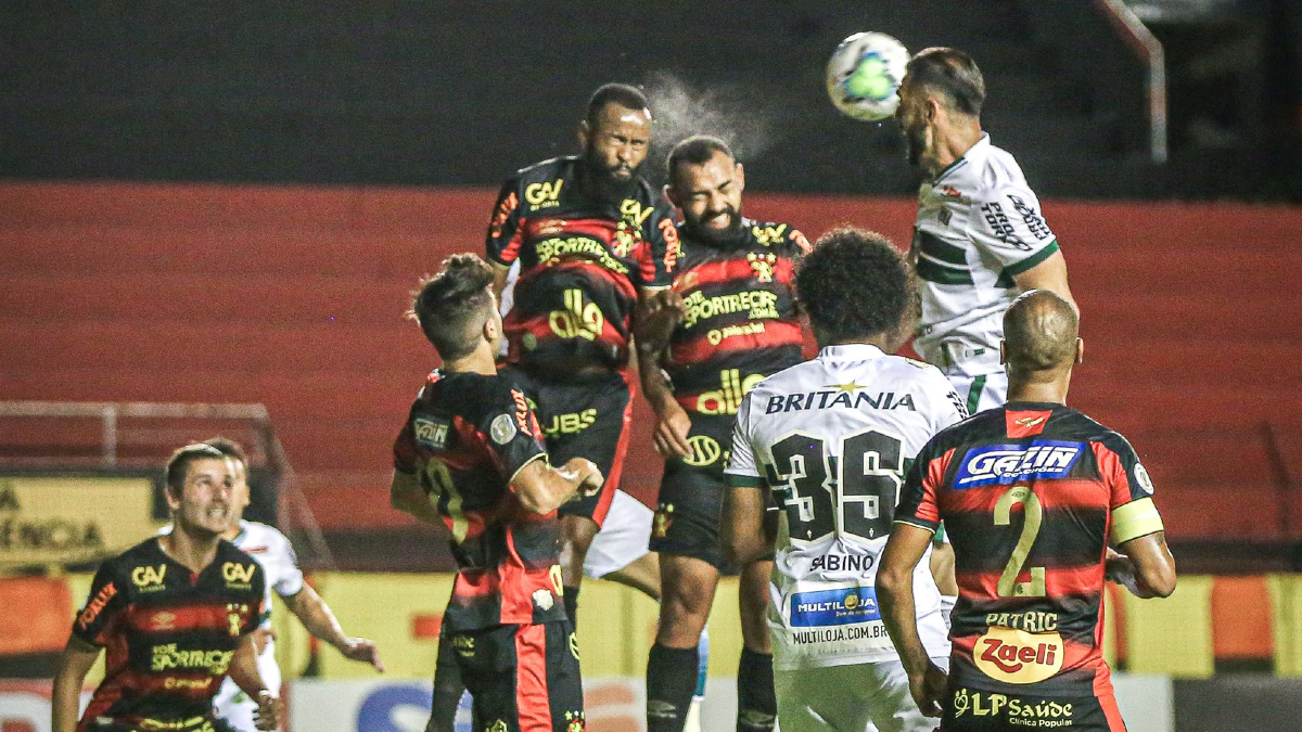 Rodolfo e Sabino contra um monte de jogadores do Leão. Sport x Coritiba foi um jogo fraco, principalmente pela atuação alviverde.
