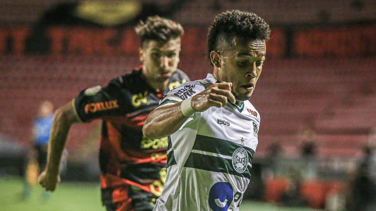 Pelo Coritiba, Rafinha faz tudo que está a seu alcance e ainda mais. Mas ele não consegue fazer milagres.