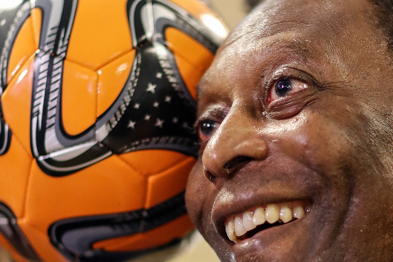 Pelé segurando uma bola.