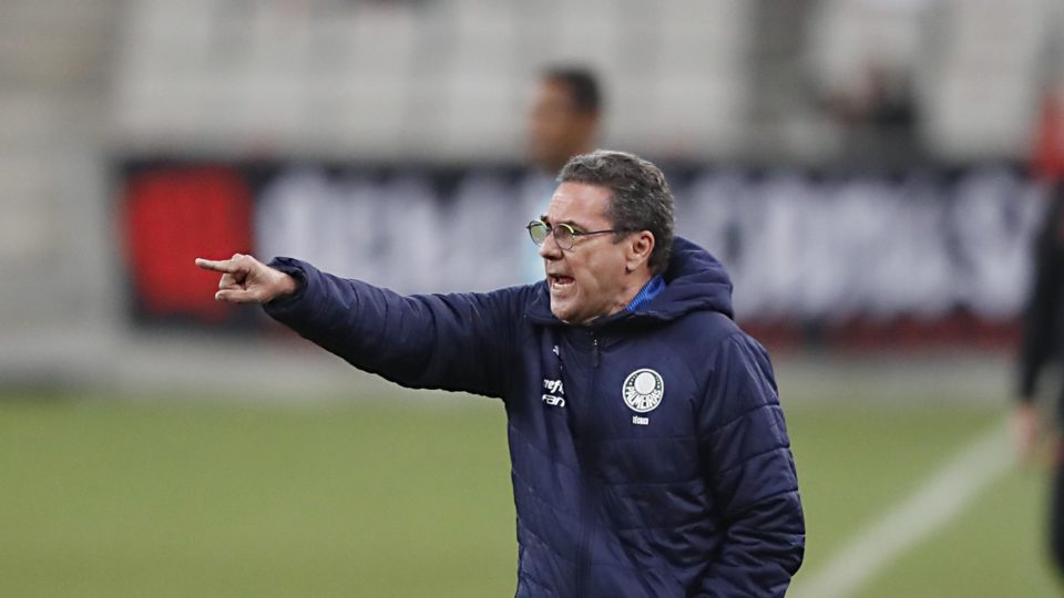 Repetição de positivos de Covid-19 em atletas e técnicos deixa futebol em alerta Athletico Paranaense – jogo entre Athletico Paranaense e Palmeiras, na Arena da Baixada, em Curitiba, válido pelo Campeonato Brasileiro 2020 – Vanderlei Luxemburgo