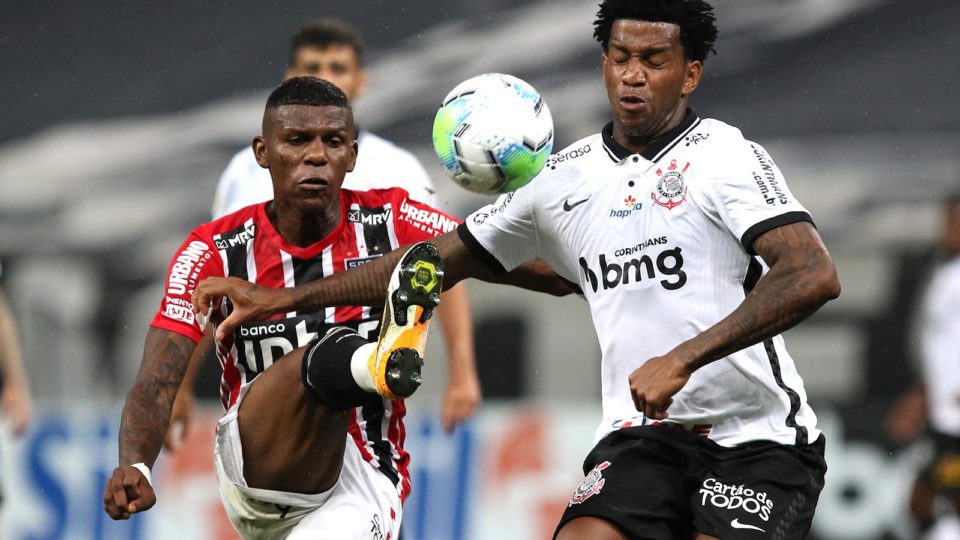 Após piada homofóbica, Corinthians promete medidas para funcionários Dentro do campo, o Corinthians venceu o São Paulo no clássico.