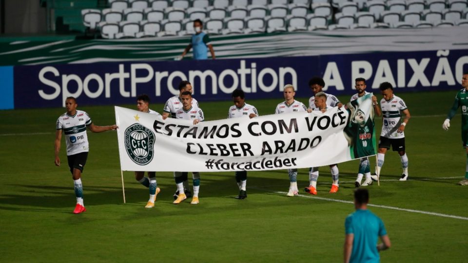 Coxa entra com faixa para ídolo: “Cléber Arado, estamos com você” Faixa para Cléber Arado