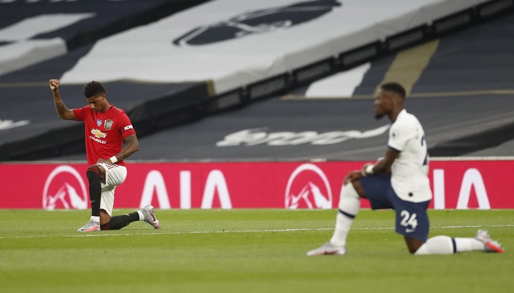 Jogadores de Tottenham e Man Utd se ajoelham antes de retomada da Premier League. Foto: Divulgação/Tottenham Jogadores de Tottenham e Man Utd se ajoelham antes de retomada da Premier League. Foto: Divulgação/Tottenham