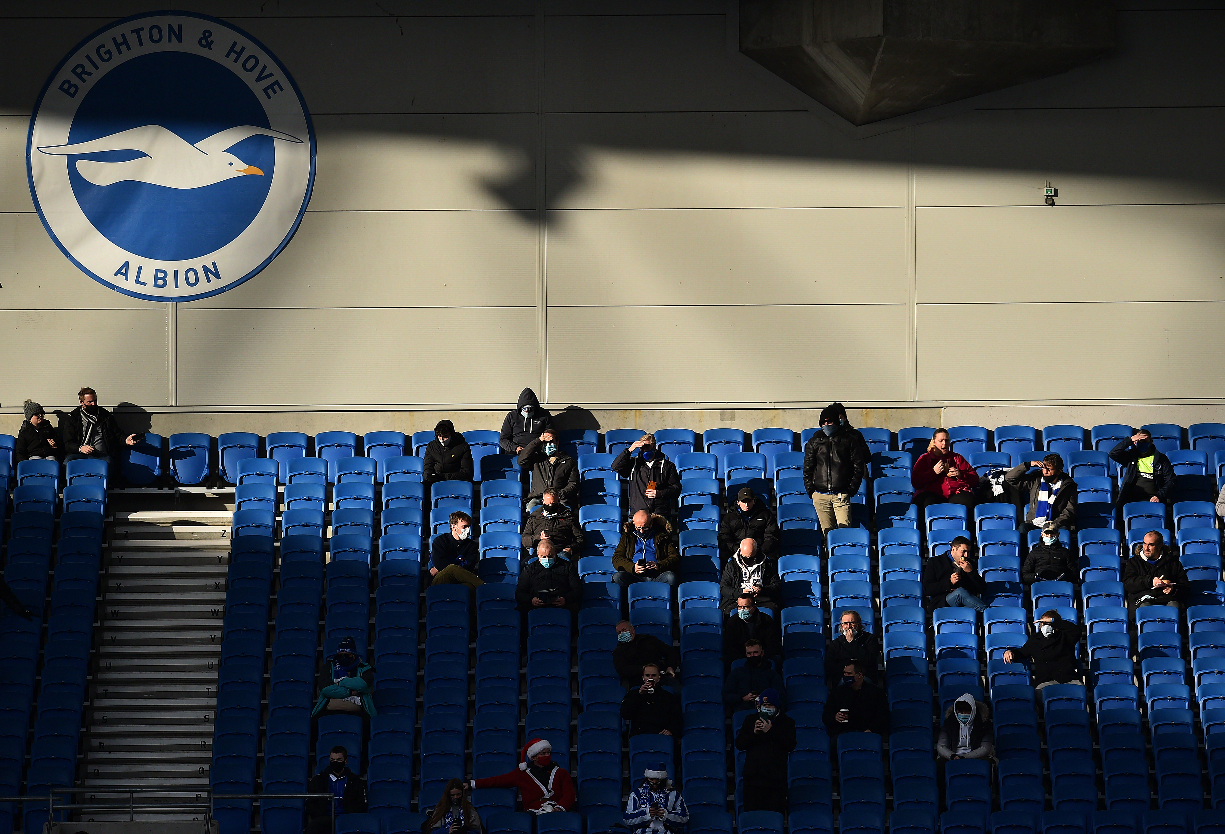 Público com distanciamento social na Inglaterra. Foto: AFP Público com distanciamento social na Inglaterra. Foto: AFP