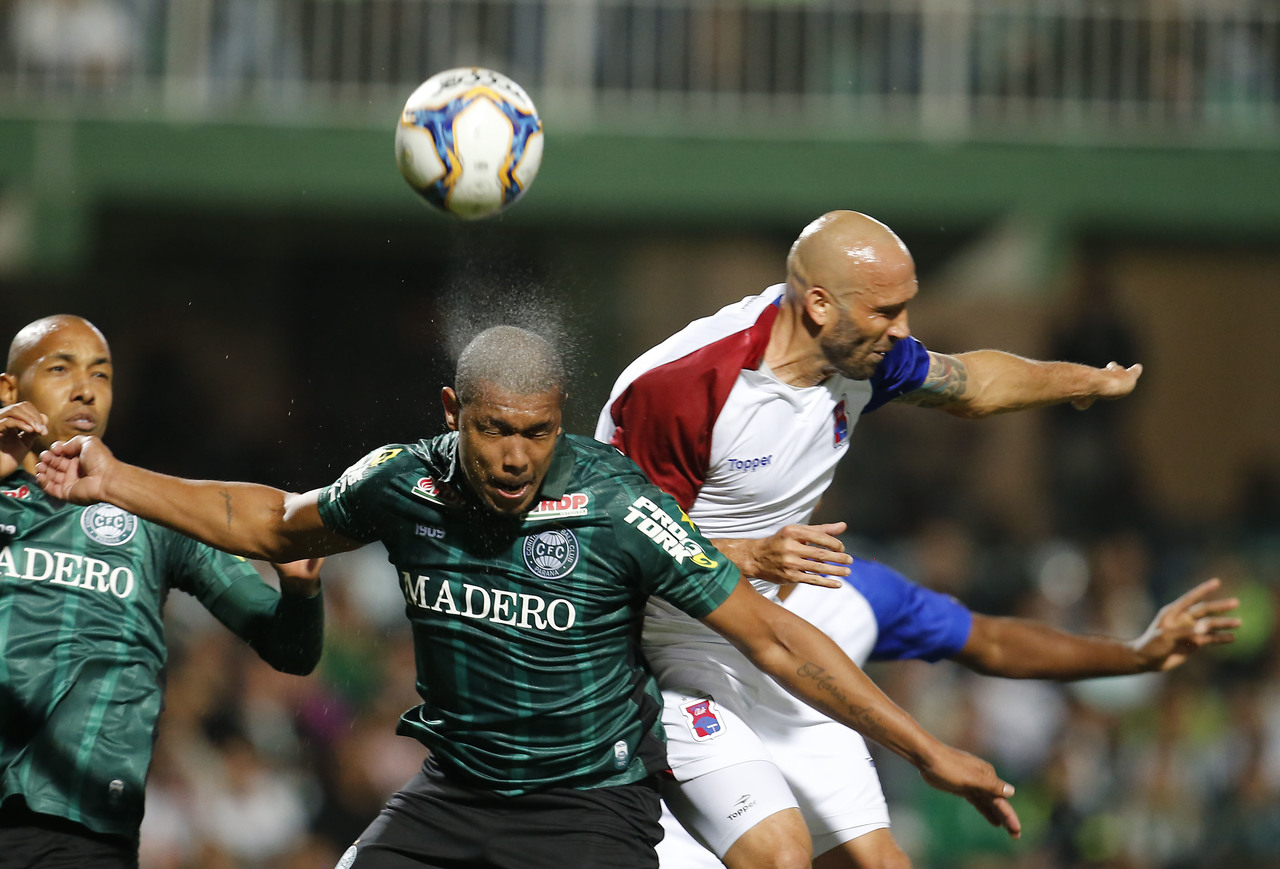 Em 2019, Coritiba e Paraná jogaram pela Série B. Em 2019, Coritiba e Paraná jogaram pela Série B.