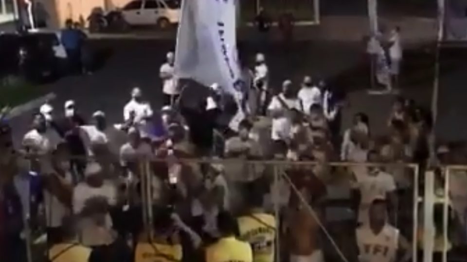 Grupo de torcedores do Paraná apoia time após vitória na Vila; veja o vídeo Torcedores apoiam time após vitória.
