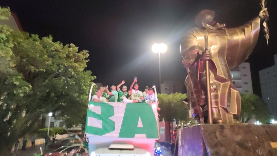 Com gol aos 51 minutos, Chapecoense vence Confiança e é campeã da Série B Jogadores comemoram título em Chapecó.