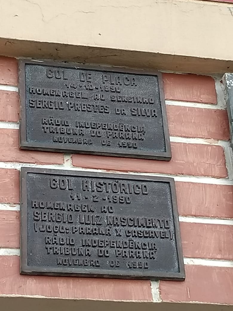 Gol de Serginho Prestes na Série C de 1990 rendeu uma placa (acima) na Vila Capanema. Foto: Juliana Fontes Gol de Serginho Prestes na Série C de 1990 rendeu uma placa (acima) na Vila Capanema. Foto: Juliana Fontes