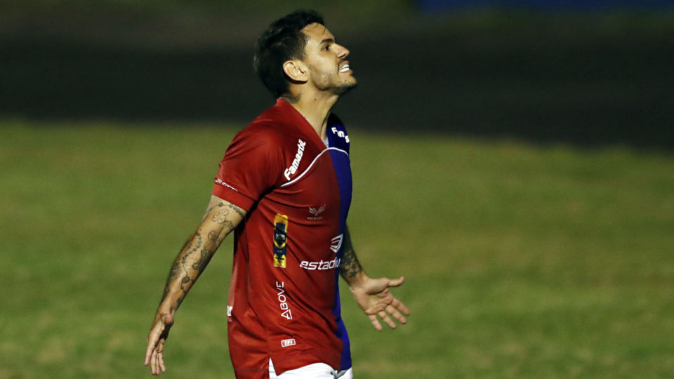 Capitão do Paraná na última temporada, Fabrício se despede e acerta com o CSA Fabrício era um dos líderes do elenco do Paraná.