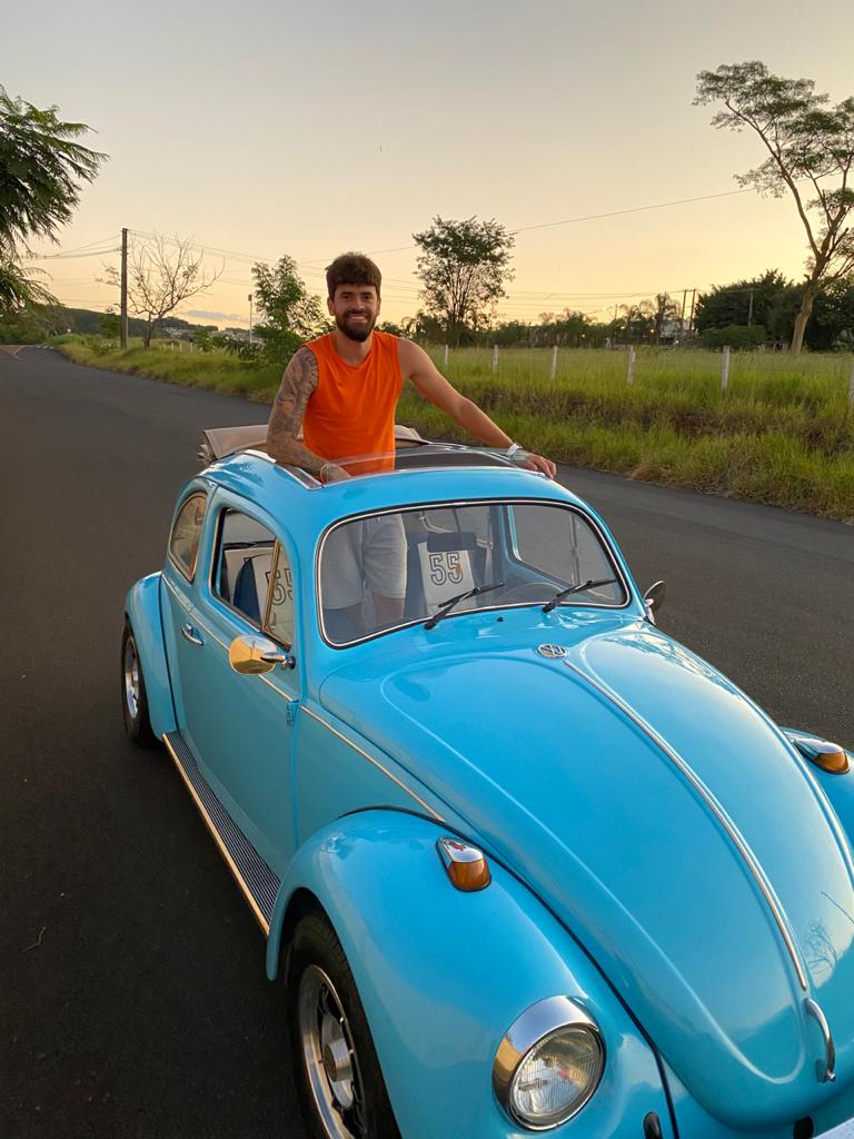 Fernando Canesin e o fusca azul do pai, reformado em maio de 2019 (Arquivo Pessoal) Fernando Canesin e o fusca azul do pai, reformado em maio de 2019 (Arquivo Pessoal)