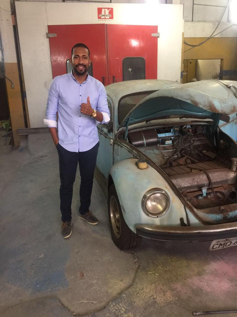 O empresário Camargo Júnior providenciou a reforma do fusca azul, carro do pai do jogador (Arquivo Pessoal) O empresário Camargo Júnior providenciou a reforma do fusca azul, carro do pai do jogador (Arquivo Pessoal)