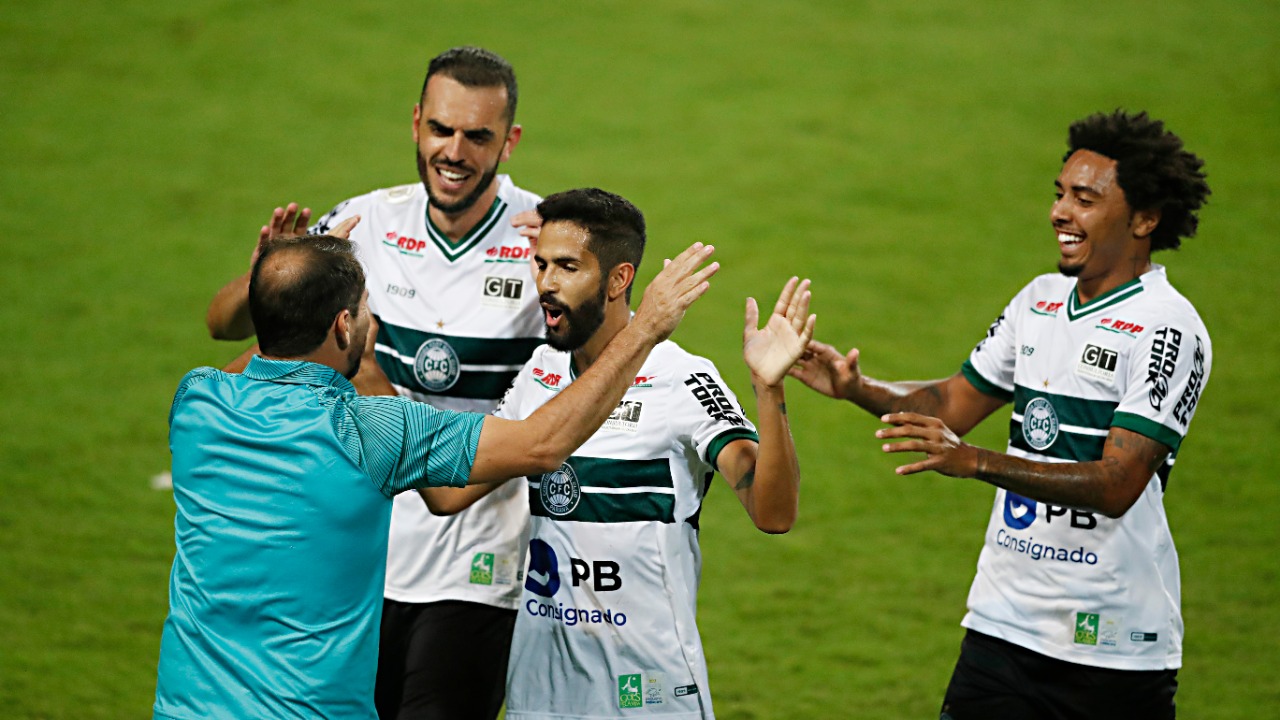 Paraguaio Gustavo Morínigo comemora gol com jogadores do Coritiba Paraguaio Gustavo Morínigo comemora gol com jogadores do Coritiba