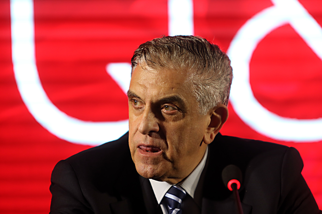 Petraglia está preocupado com contratações?