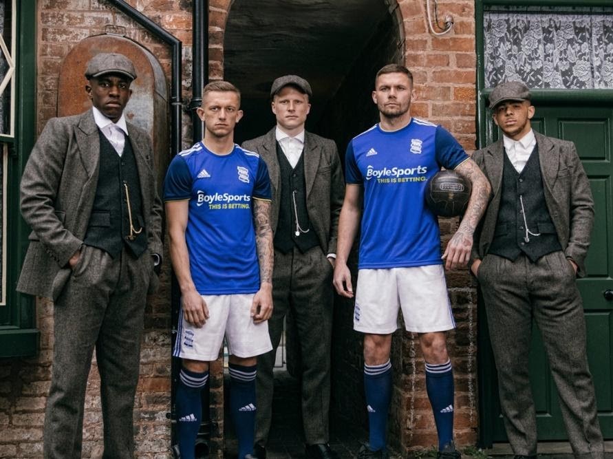 Peça publicitária do Birmingham City Football Club para o lançamento de uniformes da temporada 2019/2020. Peça publicitária do Birmingham City Football Club para o lançamento de uniformes da temporada 2019/2020.