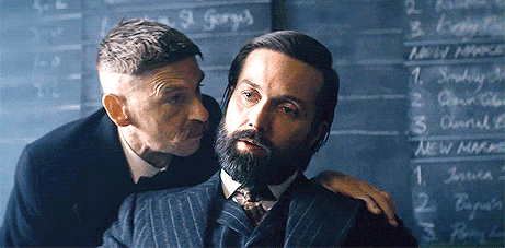 Billy Grade tomando um aperto de Arthur Shelby. Crédito: Reprodução. Billy Grade tomando um aperto de Arthur Shelby. Crédito: Reprodução.