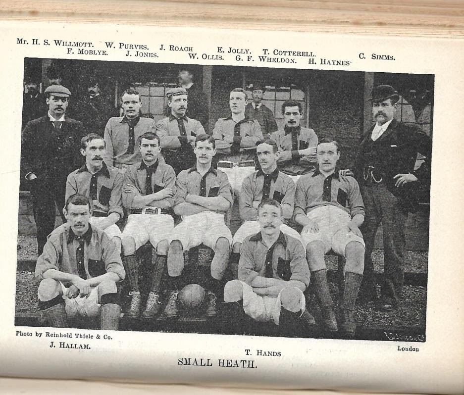 Time do Small Heath FC Limited em 1896, quando Thomas Shelby era uma criança mentalmente sadia de apenas 6 aninhos. Time do Small Heath FC Limited em 1896, quando Thomas Shelby era uma criança mentalmente sadia de apenas 6 aninhos.