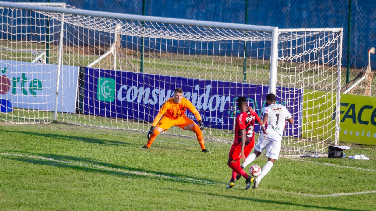 Bento até fez boa partida, mas falhou decisivamente no gol. Foto: Fernando Teramatsu/Foto Digital/UmDois Bento até fez boa partida, mas falhou decisivamente no gol. Foto: Fernando Teramatsu/Foto Digital/UmDois