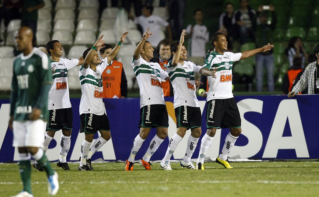 Jogadores do Coritiba comemoram a vitória sobre o Palmeiras, no jogo do recorde Jogadores do Coritiba comemoram a vitória sobre o Palmeiras, no jogo do recorde
