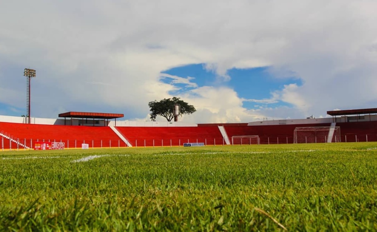 Imagem das arquibancadas do estádio Engenheiro Luthero Lopes Imagem das arquibancadas do estádio Engenheiro Luthero Lopes