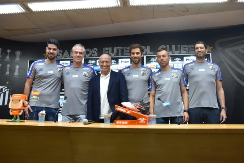 Pedro Bouças (à direita) ao lado da comissão de Jesualdo OIiveira no Santos Pedro Bouças (à direita) ao lado da comissão de Jesualdo OIiveira no Santos