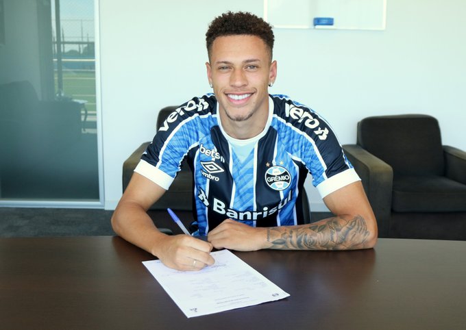Paraná vende lateral-esquerdo da base para o Grêmio Paraná ainda ficou com 50% dos direitos do atleta