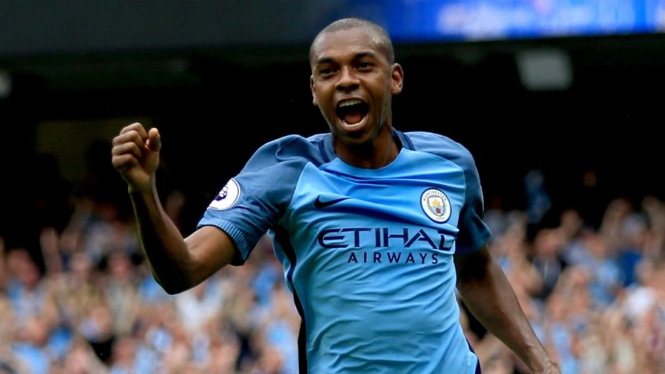 Fernandinho se aproxima de renovação com o City e adia volta ao Brasil Fernandinho tem contrato até a metade de 2021 com o City