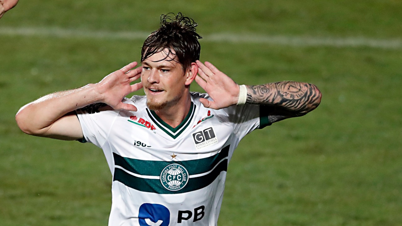 Luiz Henrique comemora o gol do Coritiba contra o Operário Luiz Henrique comemora o gol do Coritiba contra o Operário