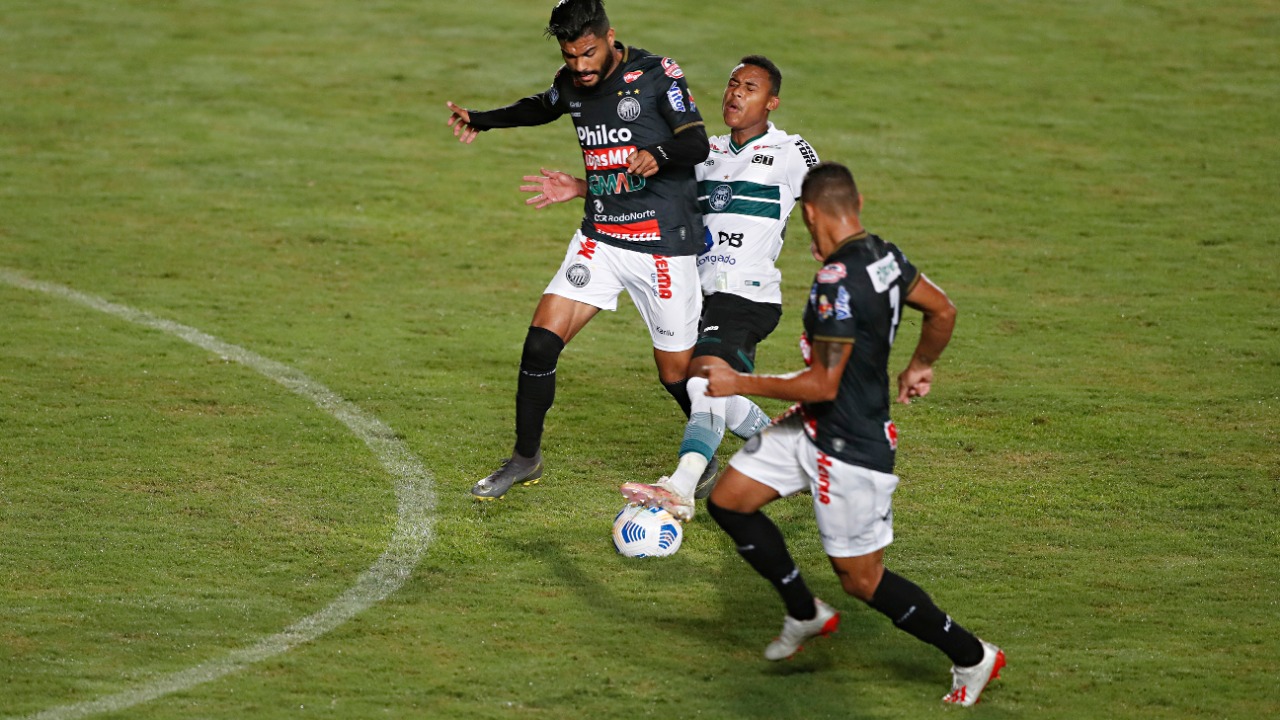 Duelo foi pegado em Joinville, com muitas faltas e cartões. Duelo foi pegado em Joinville, com muitas faltas e cartões.