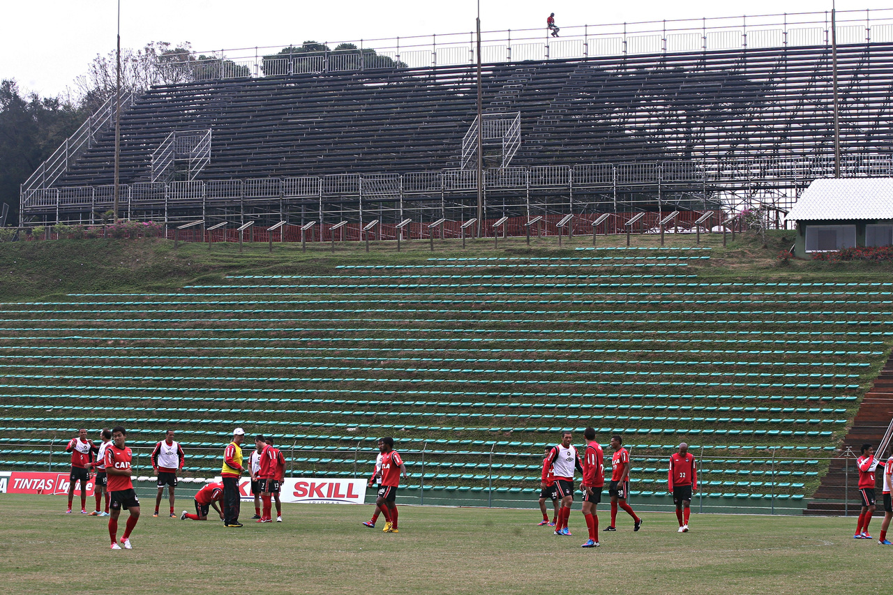 Em 2012, o Athletico mandou jogos no Janguito, que contou com uma arquibancada móvel. Felipe Rosa/Arquivo/Tribuna do Paraná Em 2012, o Athletico mandou jogos no Janguito, que contou com uma arquibancada móvel. Felipe Rosa/Arquivo/Tribuna do Paraná