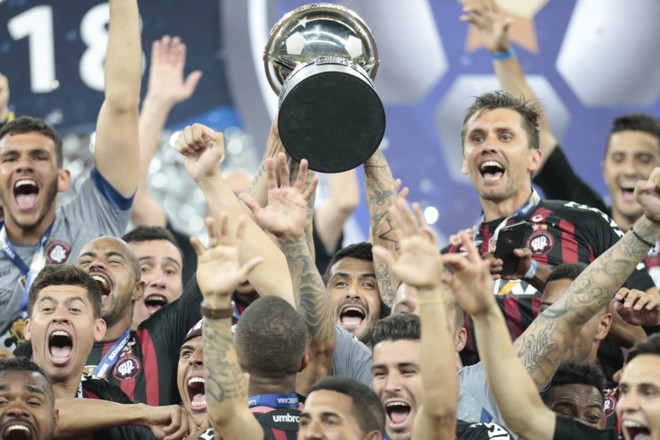 Multicampeão, Lucho levanta a taça da Sul-Americana 2018 Multicampeão, Lucho levanta a taça da Sul-Americana 2018