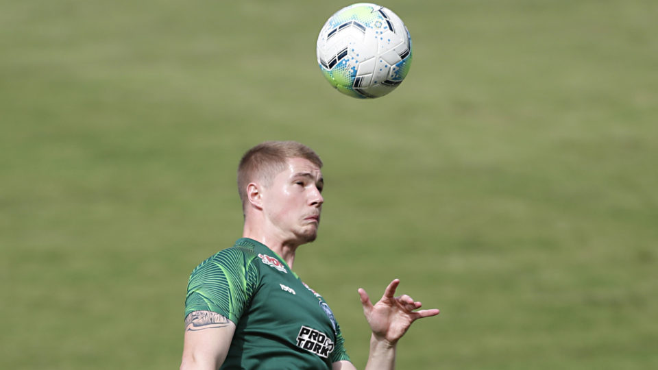 Após longa espera por causa da pandemia, zagueiro do Coritiba faz cirurgia no joelho Henrique Vermudt, zagueiro do Coritiba