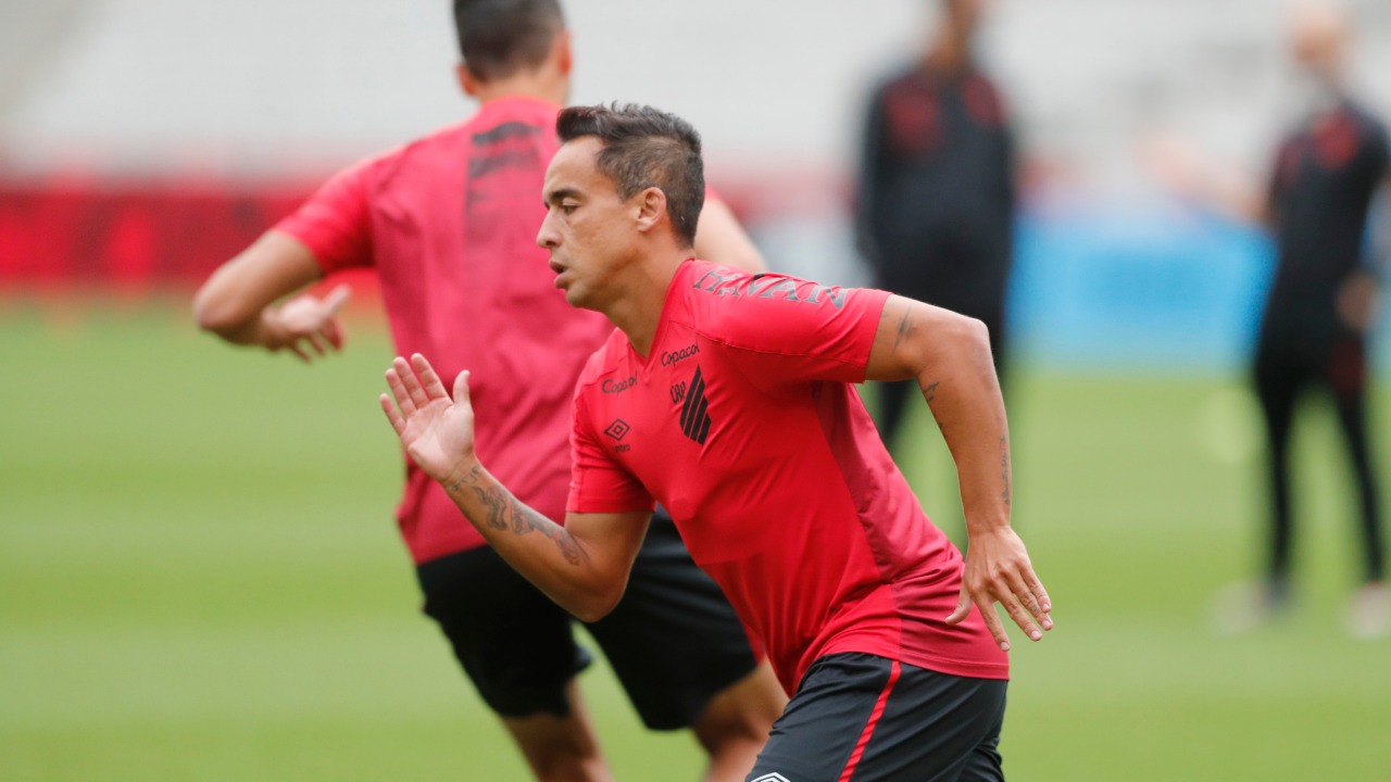 Jadson pode pintar entre os titulares. Foto: Albari Rosa/Foto Digital/UmDois Esportes. Jadson pode pintar entre os titulares. Foto: Albari Rosa/Foto Digital/UmDois Esportes.
